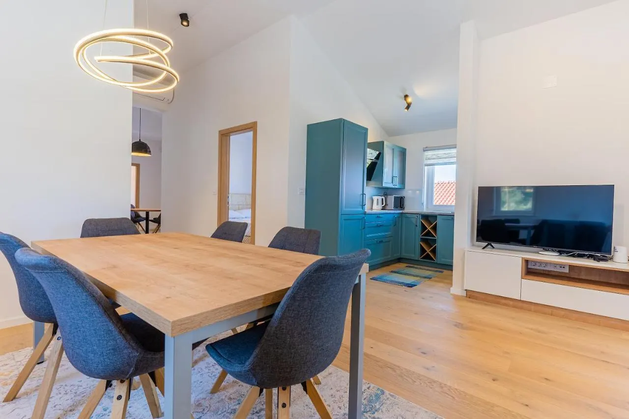 Luxury Landing Apartment Cres