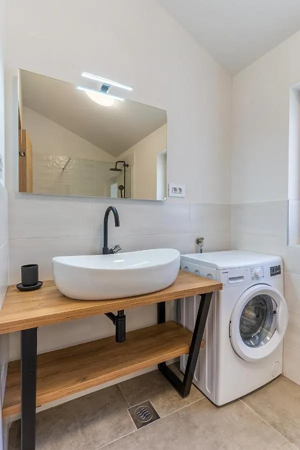 Luxury Landing Apartment Cres