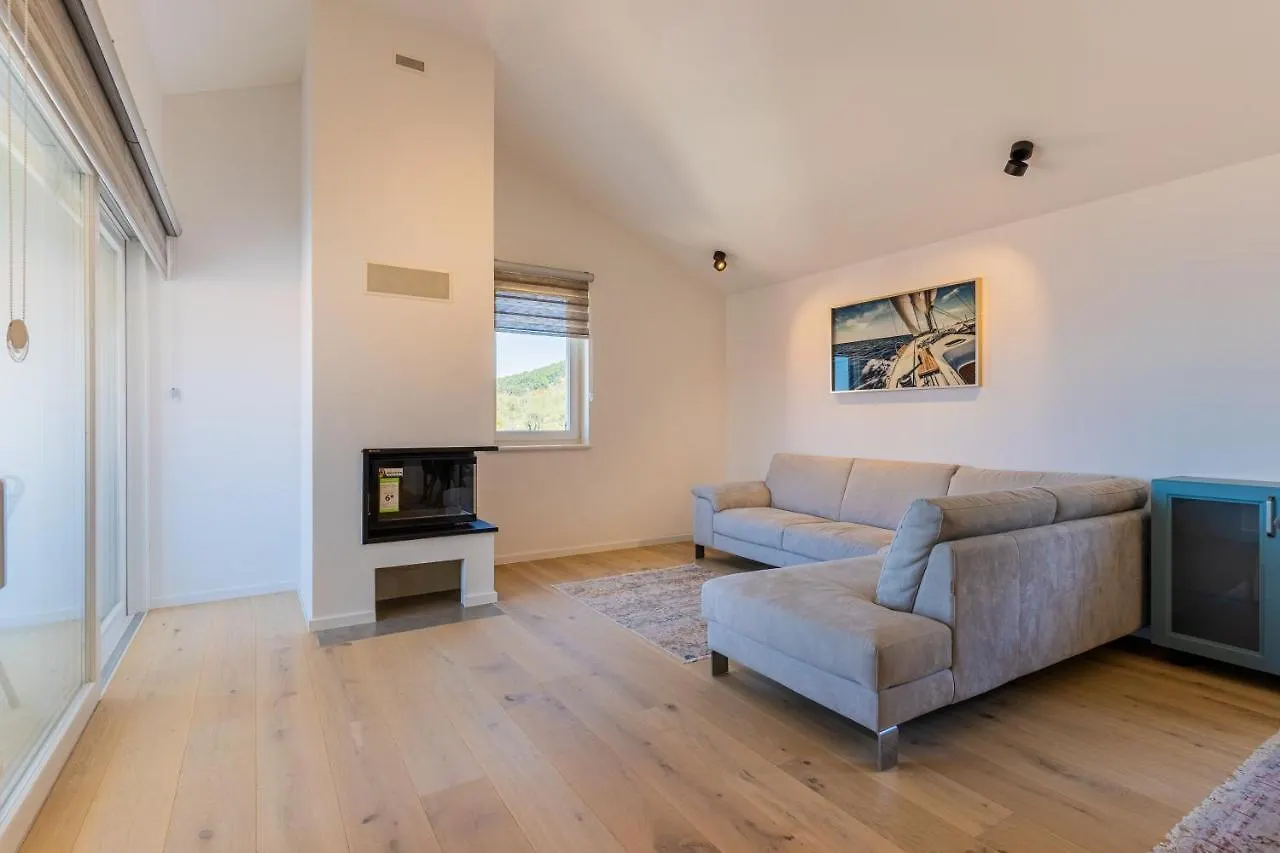 Luxury Landing Apartment Cres