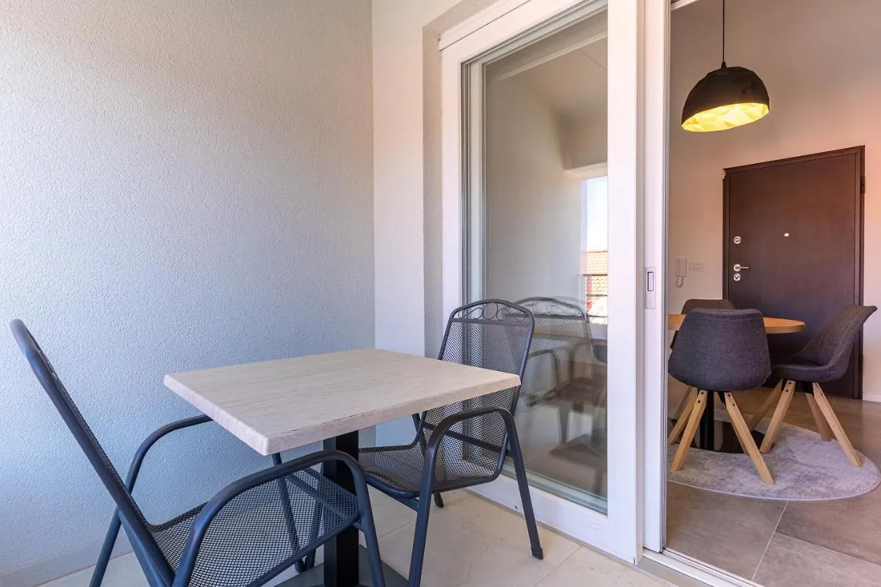 Luxury Landing Apartment Cres