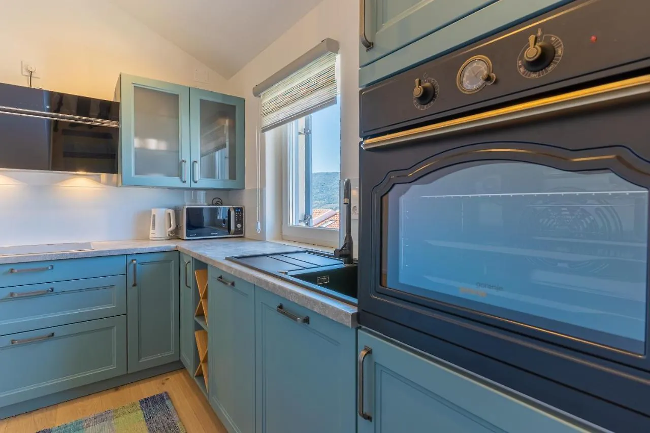 Luxury Landing Apartment Cres 0*,