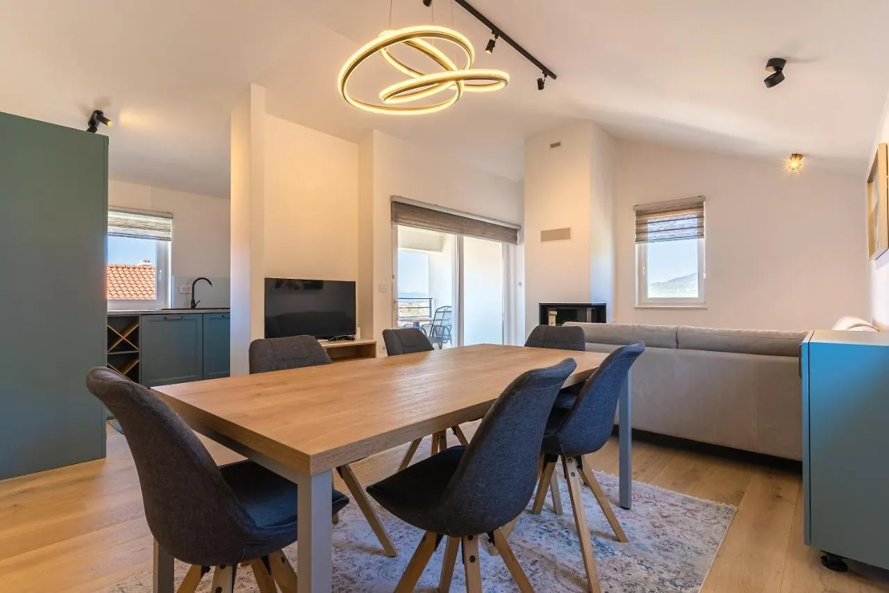 Luxury Landing Apartment Cres