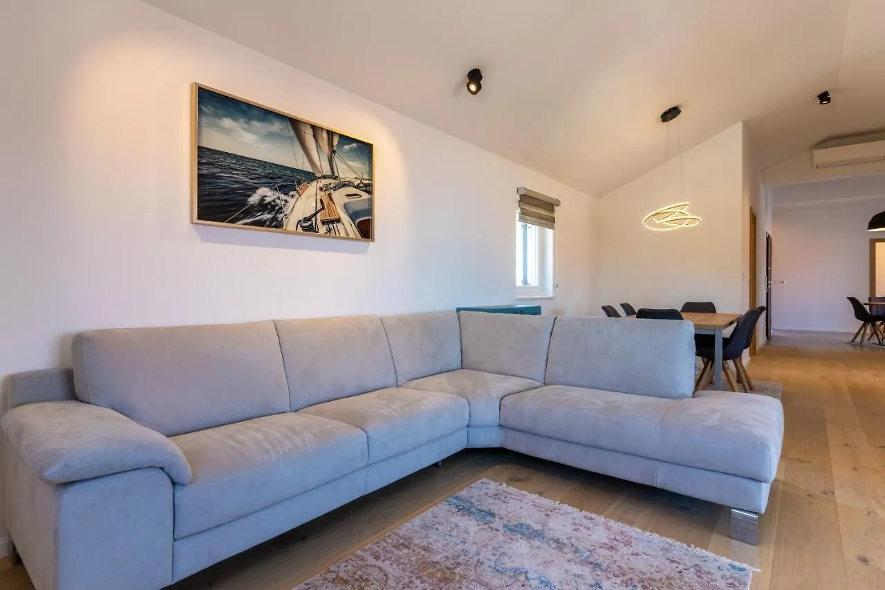 Luxury Landing Apartment Cres